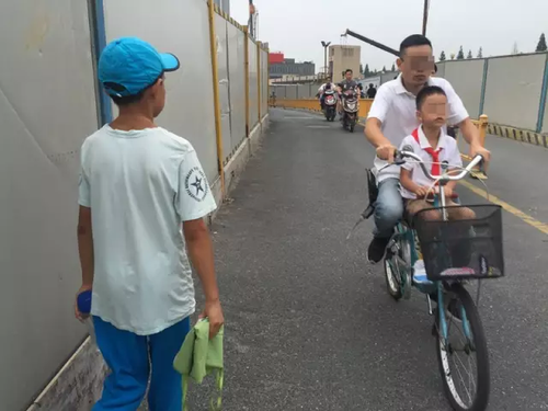 11歲搬磚男孩已退學:學校的教育不好 我自己可以學