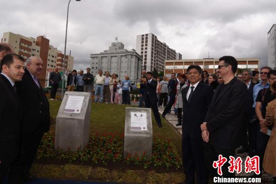 中國僑網圖為中國駐巴西大使李金章（右二）和巴西庫里蒂巴市市長拉斐爾·格雷卡（左二）等為“中國廣場”揭幕?！∧尚邸z