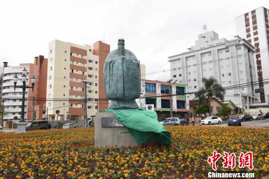 圖為中國美術館館長吳為山教授創作的孔子青銅雕像同時在“中國廣場”落成?！∧尚?攝