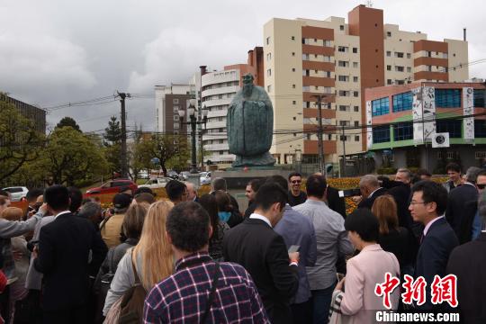 圖為“中國廣場”和孔子雕像揭幕現場。　莫成雄 攝