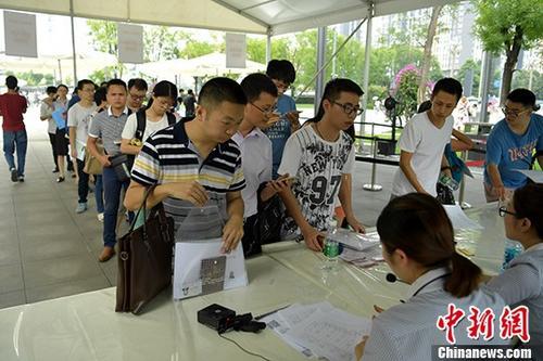 資料圖：成都天府新區等一些政務服務中心申請、等待辦理落戶手續的民眾排起長隊等待辦理。 <a target='_blank' href='http://www.chinanews.com/'>中新社</a>記者 劉忠俊 攝