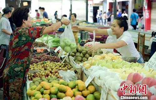 資料圖：圖為農貿市場內民眾正在購買水果。<a target='_blank' href='http://www.chinanews.com/'>中新社</a>記者 劉忠俊 攝