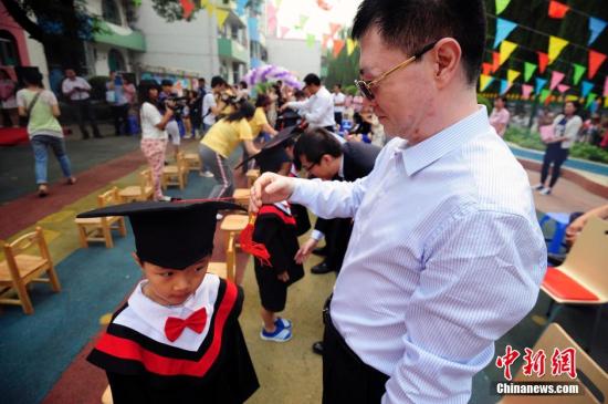 資料圖：山西太原一幼兒園的孩子們穿上學士服參加畢業典禮。<a target='_blank' href='http://www.chinanews.com/'>中新社</a>發 張云 攝