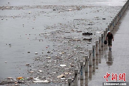 資料圖：山西太原汾河公園河道內(nèi)漂浮大面積垃圾。<a target='_blank' href='http://www.chinanews.com/'>中新社</a>發(fā) 武俊杰 攝