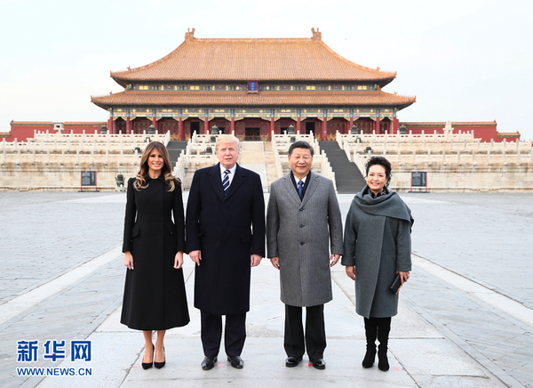 　11月8日，國家主席習近平和夫人彭麗媛陪同來華進行國事訪問的美國總統特朗普和夫人梅拉尼婭參觀故宮博物院。這是兩國元首夫婦在太和殿廣場合影。