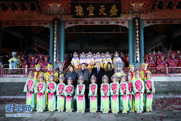 　11月8日，國家主席習(xí)近平和夫人彭麗媛陪同來華進(jìn)行國事訪問的美國總統(tǒng)特朗普和夫人梅拉尼婭參觀故宮博物院。這是兩國元首夫婦共同欣賞京劇表演后同演員們合影。4