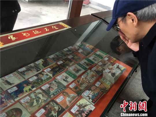 圖為老人參觀連環畫展出　李佳赟　攝