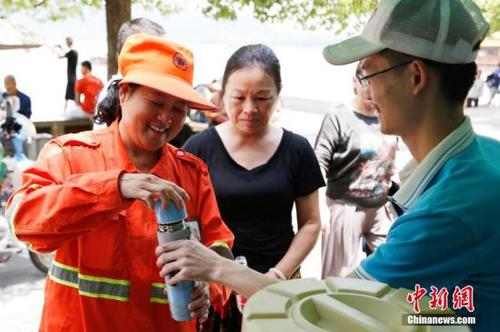 資料圖：杭州西湖6大景區開展免費送涼茶服務。<a target='_blank' href='http://www.chinanews.com/'>中新社</a>記者 王遠 攝