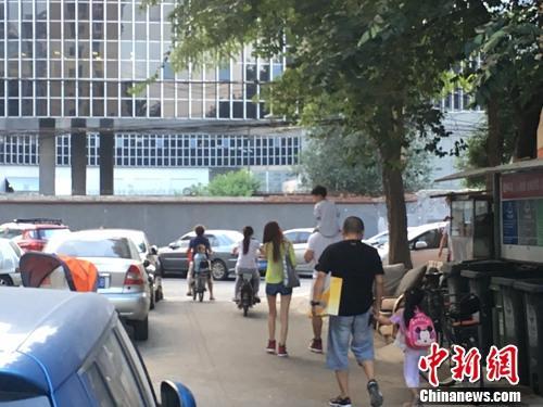 資料圖：北京某幼兒園門口，家長(zhǎng)接孩子放學(xué)。<a target='_blank' href='http://www.chinanews.com/' >中新網(wǎng)</a>記者 湯琪 攝