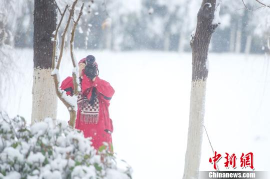 拍攝雪景的攝影愛好者。　張婭子 攝