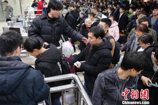 旅客在鐵路上海站檢票上車前往自己的目的地。　殷立勤 攝