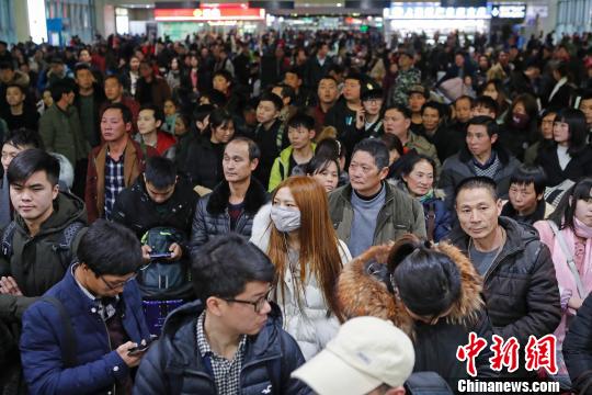 旅客在鐵路上海站檢票上車前往自己的目的地。　殷立勤 攝