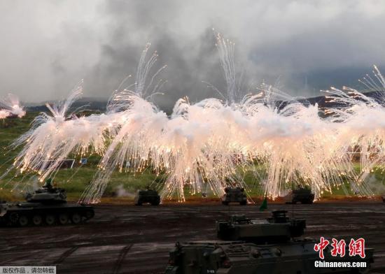 當地時間8月25日，日本自衛隊在富士山附近的Higashifuji軍事訓練基地展開一年一度的軍事演習。圖為日本自衛隊裝甲部隊進行實彈射擊訓練。