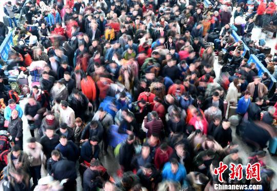 2月9日，福州火車北站旅客在候車廳排隊等候檢票上車。隨著春節日漸臨近，福州火車站迎來節前春運客流高峰。　張斌 攝