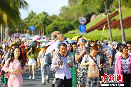 三亞各大景區人流如織 陳文武 攝