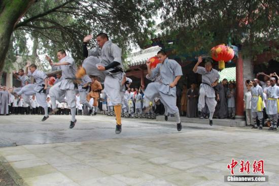 少林武僧進行武術表演。 李燕 攝