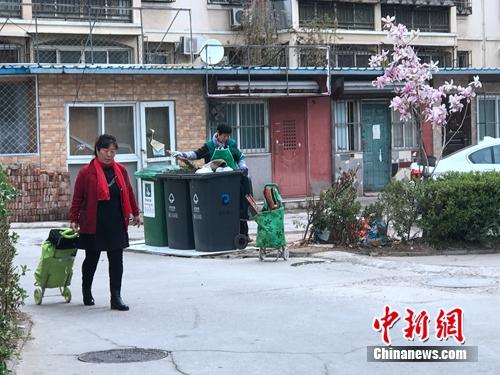 某小區內，垃圾分類志愿者在進行作業。<a target='_blank' href='http://www.chinanews.com/' >中新網</a> 吳濤 攝