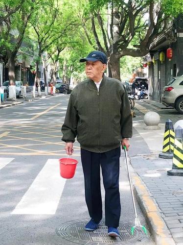 92歲老人每天上街撿煙頭 已堅持1年多曾被指作秀