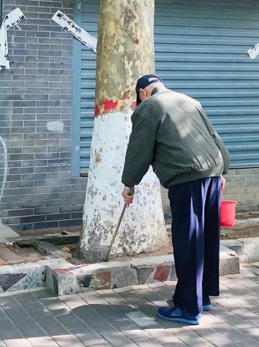 92歲老人每天上街撿煙頭 已堅持1年多曾被指作秀