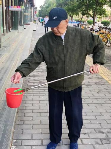 92歲老人每天上街撿煙頭 已堅持1年多曾被指作秀