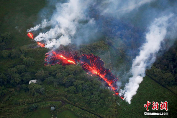 夏威夷火山持續(xù)噴發(fā) 再現(xiàn)新裂縫