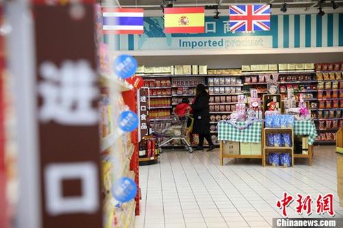 資料圖：民眾在超市選購進口食品。 <a target='_blank' href='http://www.chinanews.com/'>中新社</a>記者 張云 攝