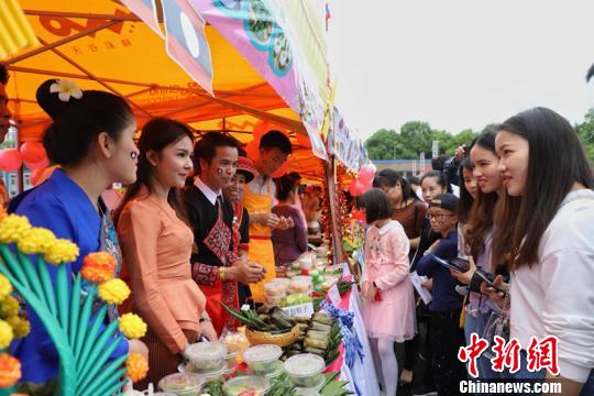 中國(guó)僑網(wǎng)貴州民族大學(xué)第二屆國(guó)際美食節(jié)活動(dòng)現(xiàn)場(chǎng)。　瞿宏倫　攝