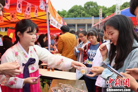 貴州民族大學(xué)第二屆國(guó)際美食節(jié)活動(dòng)現(xiàn)場(chǎng)。　瞿宏倫 攝