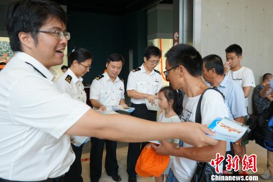 上海海關食品安全宣傳周主題日活動聚焦進出口食品安全監管，國境口岸食品安全監管和保障國門生物安全。　芊燁 攝