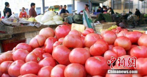 資料圖：市某農貿市場里頭里出售的西紅柿。