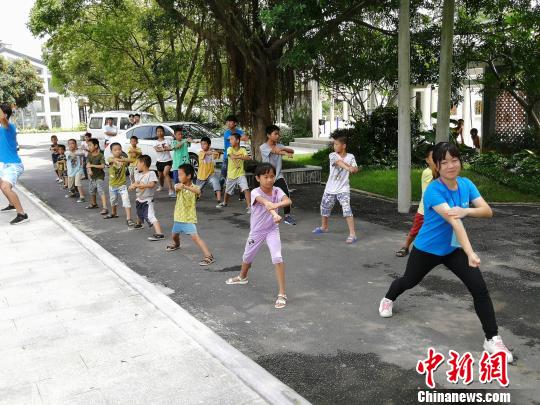 參與“華師燈塔”暨“孔子行腳”兩岸大學生暑期社會實踐活動的兩岸大學生在廣州從化西塘村支教。郭軍 攝