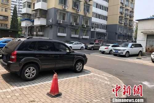 北京某小區內停在停車位或小區路邊的車。<a target='_blank' href='http://www.chinanews.com/' >中新網</a>記者 程春雨 攝