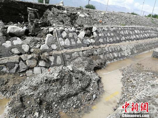 受持續(xù)強降雨影響，蘭新線線路多處陷穴、塌陷、開裂。　杞民 攝