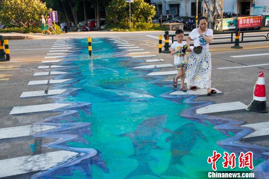 “海洋世界”現身路面海口首條3D斑馬線獲市民稱贊