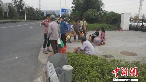 圖為超載面包車內(nèi)乘客滯留公路。　高速交警紹興支隊(duì)供圖 攝