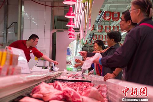 資料圖：超市民眾購買豬肉。 <a target='_blank' href='http://www.chinanews.com/'>中新社</a>記者 張云 攝