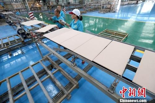 資料圖：某企業工作人員正在生產作業。<a target='_blank' href='http://www.chinanews.com/'>中新社</a>記者 張云 攝