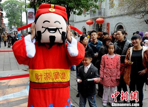 資料圖：大雪節(jié)氣“財神”福州街頭送祝福。<a target='_blank' href='http://www.chinanews.com/'>中新社</a>發(fā) 劉可耕 攝