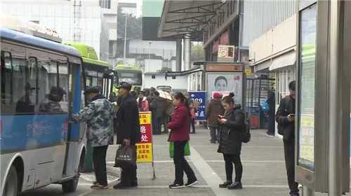 女子擠不上公交霸車門15分鐘 警察罰她做作業