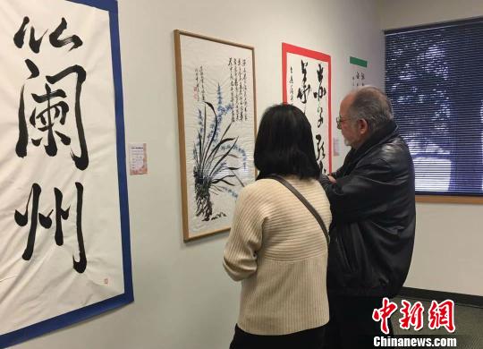 《海外華人寫蘭州國際書法展》在美國丹佛活動的展覽廳一角?！＄娦?攝