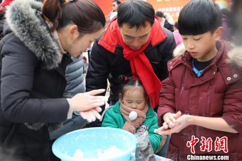 圖為沈利彬一家。　胡小麗 攝