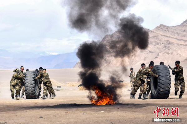 近日，駐守在新疆喀什地區的武警新疆總隊某機動支隊官兵在高原高寒環境和復雜地域條件下組織開展為期一周的“魔鬼周”極限訓練。此次極限訓練重點對特戰隊員體能、技能、心理、意志等內容進行了訓練，全面提升了特戰隊員在高原高寒、復雜環境下的技戰術水平。文 圖 柯大為 趙富亮