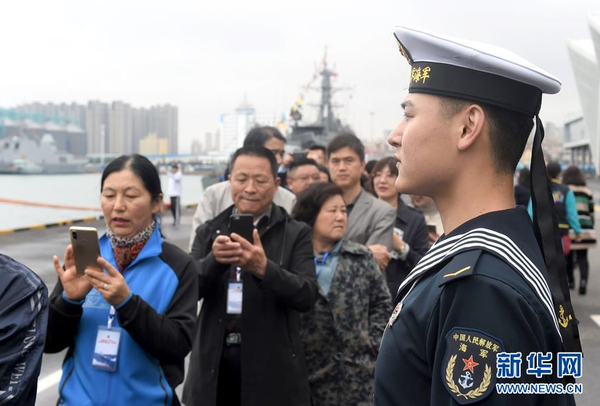 4月24日，觀眾準備登上“貴陽”號導彈驅逐艦參觀。當日，紀念中國人民解放軍海軍成立70周年多國海軍艦艇開放日活動在山東青島舉行。 新華社記者 馬晶 攝 圖片來源：新華網