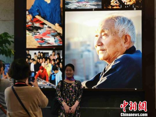 學院師生、朋友參觀易圖境先生藝術創(chuàng)作師生畫展。　付敬懿 攝