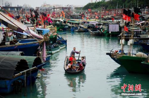 資料圖：廣西北海電建漁港，漁民乘小艇上岸。<a target='_blank' href='http://www.chinanews.com/'>中新社</a>記者 翟李強 攝