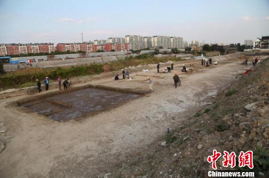 圖為梅里遺址伯瀆河南岸第一次發掘場景。　考古所供圖 攝