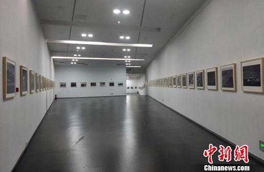 “長城腳下是故鄉-山西長城影像志”攝影作品中外十城市巡展1日在山西太原美術館首展。　楊佩佩 攝