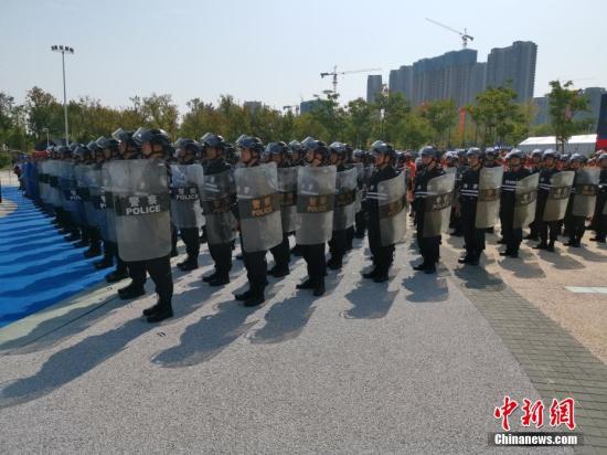 8月12日，公安部組織全國公安機關在154個城市同步開展以“銷槍爆 除禍患 保大慶 護民安”為主題的集中統一銷毀活動，對去年以來全國公安機關收繳和群眾主動上繳的氣槍、獵槍等10.7萬支非法槍支及一大批炸藥、雷管等爆炸物品進行集中安全銷毀，切實消除社會治安隱患。張子揚 攝