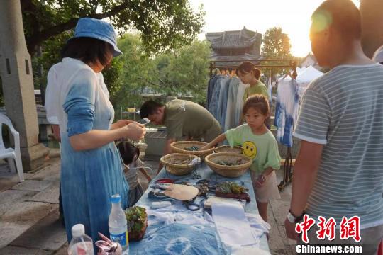 扎染攤位吸引許多游客?！堨蠚g 攝