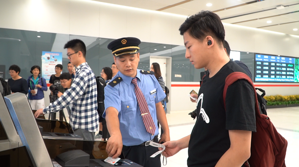 3.京雄城際C2701首批乘客到達大興機場。